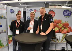 Roger Vogels van S&A met Job en Boudewijn van der Wal van Dutch Berries, de grootste producent van "Lady" Emma in Nederland